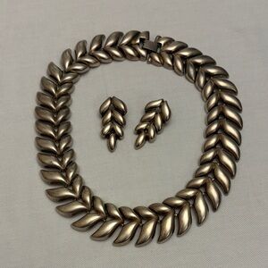 Vintage Elegant gold  choker  Leaf Necklace and Earring Set